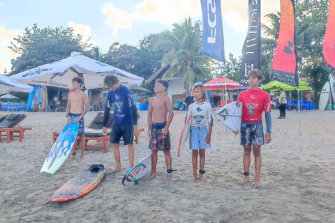 Anak-anak di Bali Surfing merayakan HUT ke-79 Republik Indonesia di Pantai Kuta, Bali, Sabtu (17/8). Foto: Denita BR Matondang/kumparan