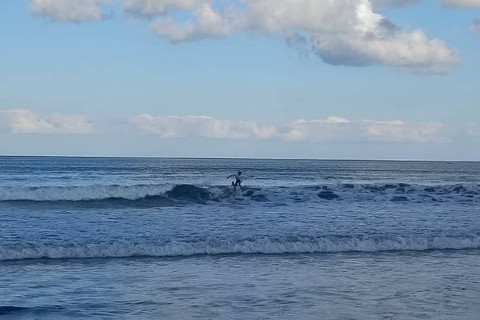 Anak-anak di Bali Surfing merayakan HUT ke-79 RI di Pantai Kuta, Bali, Sabtu (17/8/2024). Foto: Denita BR Matondang/kumparan
