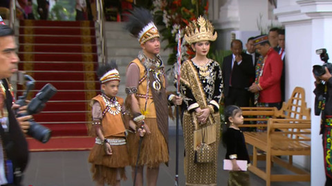 Wakil Presiden terpilih periode 2024-2029 Gibran Rakabuming Raka bersama istri Selvi Ananda dan kedua anaknya mengenakan baju adat saat menghadiri Upacara bendera Ke-79 kemerdekaan RI di Istana Merdeka, Jakarta, Sabtu (17/8/2024). Foto: YouTube/Sekretariat Presiden