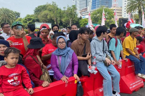 Suasana warga yang turut menghadiri acara HUT ke-79 RI di depan Istana Merdeka, Jakarta pada Sabtu (17/8/2024). Foto: Abid Raihan/kumparan
