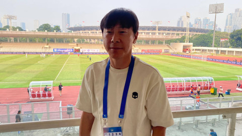 Shin Tae-yong memantau pertandingan Liga 1 antara Malut United vs Persebaya di Stadion Madya, Jakarta, Jumat (16/8/24). Foto: Soni Insan Bagus/kumparan