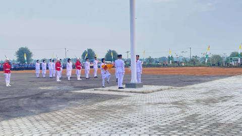Pengibaran bendera merah putih di Kota Baru, Lampung Selatan dalam rangka Hari Ulang Tahun ke 79 Republik Indonesia. | Foto: Sinta Yuliana/Lampung Geh