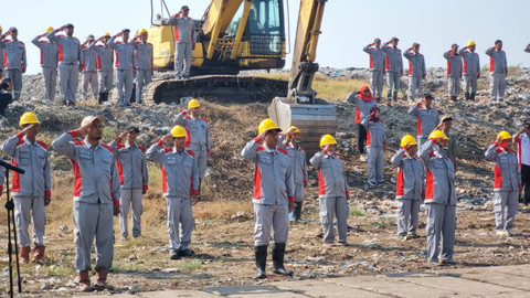 Petugas kebersihan dan sejumlah karyawan Dinas Lingkungan Hidup (DLH) Sidoarjo melaksanakan upacara HUT ke-79 RI di TPA Griyo Mulyo, Kecamatan Jabon, Sidoarjo, Sabtu (17/8/2024). Foto: Farusma Okta Verdian/kumparan