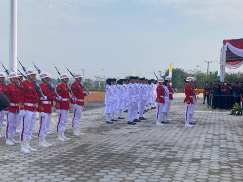 Pengibaran bendera merah putih di Kota Baru, Lampung Selatan dalam rangka Hari Ulang Tahun ke 79 Republik Indonesia. | Foto: Sinta Yuliana/Lampung Geh