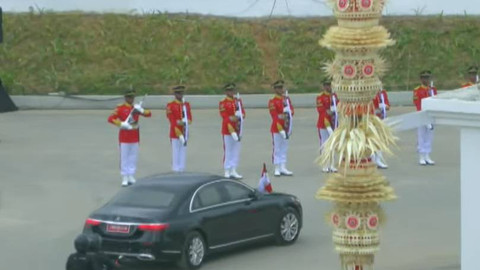 Kendaraan yang ditumpangi Presiden Joko Widodo tiba untuk menghadiri upacara HUT ke-79 RI Istana Negara IKN, Kalimantan Timur, Sabtu (17/8/2024). Foto: YouTube/Sekretariat Presiden