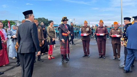Wali Kota Medan Bobby Nasution menyerahkan cinderamata kepada 10 veteran usai melaksanakan upacara HUT RI 79 di Lanud Soewondo, Medan, Sumatera Utara, Sabtu (17/8/2024). Foto: Tri Vosa/kumparan