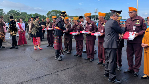 Wali Kota Medan Bobby Nasution menyerahkan cinderamata kepada 10 veteran usai melaksanakan upacara HUT RI 79 di Lanud Soewondo, Medan, Sumatera Utara, Sabtu (17/8/2024). Foto: Tri Vosa/kumparan