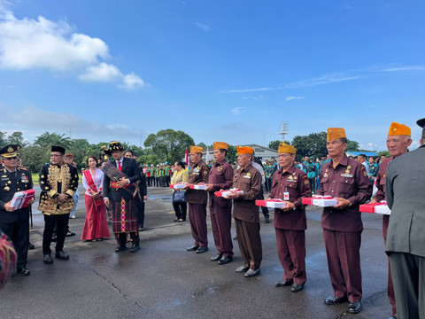 Wali Kota Medan Bobby Nasution menyerahkan cinderamata kepada 10 veteran usai melaksanakan upacara HUT RI 79 di Lanud Soewondo, Medan, Sumatera Utara, Sabtu (17/8/2024). Foto: Tri Vosa/kumparan