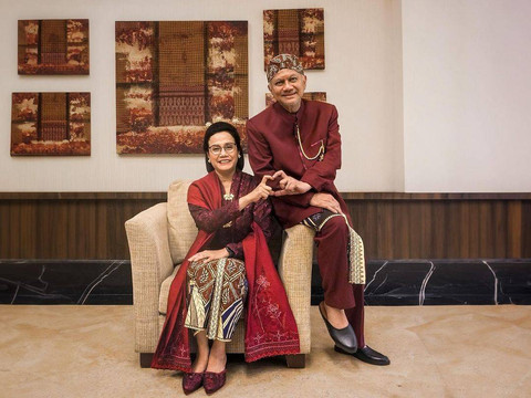 Menteri Keuangan Sri Mulyani memakai kebaya merah saat HUT ke-79 RI di IKN. Foto: Instagram @smindrawati