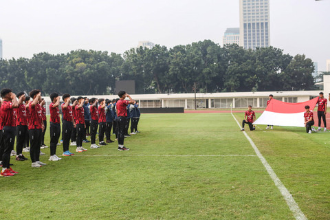 Pesepak bola Timnas U-20 memberi hormat kepada bendera Merah Putih saat upacara di Stadion Madya, Kompleks GBK, Jakarta, Sabtu (17/8/2024). Foto: Asprilla Dwi Adha/ANTARA FOTO