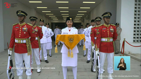Anggotas pasukan Paskibraka Livenia Evelyn Kurniawan membawa baki bendera Merah Putih saat upacara HUT ke-79 RI Istana Negara IKN, Kalimantan Timur, Sabtu (17/8/2024).   Foto: YouTube/Sekretariat Presiden