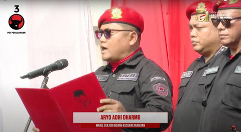 Wasekjen PDIP Adhi Dharmo membacakan pidato saat hadiri upacara HUT RI di Sekolah Partai PDIP, Lenteng Agung, Jakarta, Sabtu (17/8/2024). Foto: YouTube/PDI Perjuangan