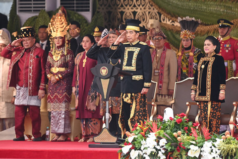 Presiden Joko Widodo didampingi Ibu Iriana Joko Widodo didampingi Menhan Prabowo Subianto memberikan penghormatan saat upacara Kemerdekaan RI di Istana Negara Ibu Kota Nusantara (IKN), Penajam Paser Utara, Kalimantan Timur, Sabtu (17/8/2024). Foto: Hafidz Mubarak A/Antara Foto 