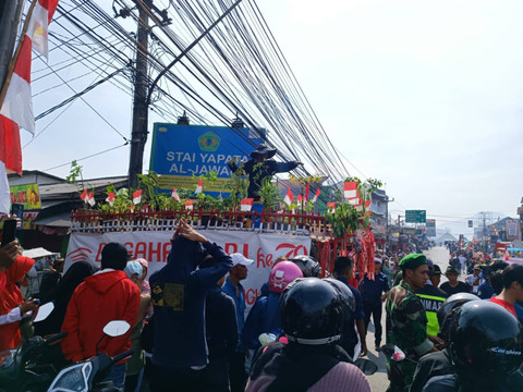 Karnaval HUT ke-79 RI RI di Desa Cileunyi Wetan, Sabtu (17/8). Foto: Robby Bouceu/kumparan