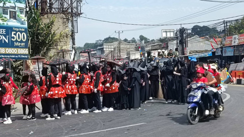 Karnaval HUT ke-79 RI RI di Desa Cileunyi Wetan, Sabtu (17/8). Foto: Robby Bouceu/kumparan