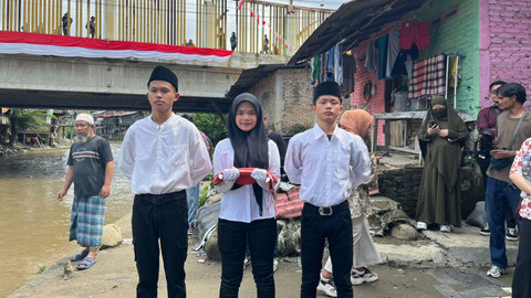 Rafa, Akmal, Tika, warga setempat yang bertugas mengibarkan bendera Sungai Deli, Kampung Aur, Kota Medan. Foto: Tri Vosa/kumparan