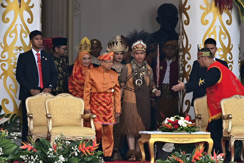 Wapres Ma'ruf Amin didampingi istri Wury Estu Handayani dan Wapres terpilih Gibran Rakabuming Raka menghadiri Upacara Kemerdekaan ke-79 RI di Istana Merdeka, Jakarta, Sabtu (17/8/2024). Foto: Indrianto Eko Suwarso/ANTARA FOTO