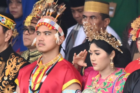 Kaesang Pangarep (kiri) dan Erina Gudono mengikuti upacara Peringatan Detik-detik Proklamasi Kemerdekaan Republik Indonesia di lapangan upacara Istana Negara Ibu Kota Nusantara (IKN), Penajam Paser Utara, Kalimantan Timur, Sabtu (17/8/2024).  Foto: Hafidz Mubarak A/Antara Foto 
