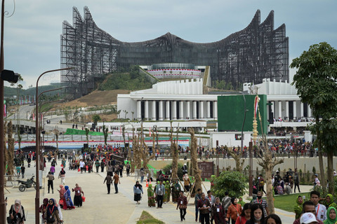 Sejumlah warga berjalan usai mengikuti upacara HUT ke-79 RI di Istana Negara IKN, Kalimantan Timur, Sabtu (17/8/2024). Foto: Fauzan/ANTARA FOTO