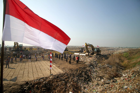 Petugas Dinas Lingkungan Hidup dan Kebersihan Sidoarjo mengikuti upacara peringatan HUT ke-79 Kemerdekaan RI di TPA Griyo Mulyo Jabon, Sidoarjo, Jawa Timur, Sabtu (17/8/2024). Foto: Umarul Faruq/ANTARA FOTO