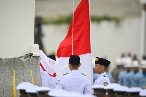 Sejumlah anggota Paskibraka 2024 mengibarkan duplikat Bendera Pusaka untuk dikibarkan dalam upacara Peringatan Detik-detik Proklamasi Kemerdekaan Republik Indonesia (RI) di lapangan upacara Istana Negara Ibu Kota Nusantara (IKN), Penajam Paser Utara. Foto: ANTARA FOTO/Hafidz Mubarak A