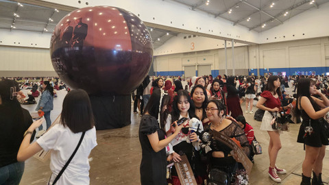 Penggemar Enhypen mulai memadati ICE BSD, tempat berlangsungnya konser Fate Plus in Jakarta, Sabtu (17/8). Foto: Ela Nurlaela/kumparan