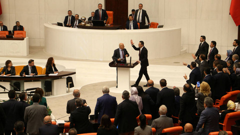 Momen saat anggota parlemen Partai AK, Alpay Ozalan, menghardik pidato anggota parlemen Partai Pekerja (TIP), Ahmet Sik. Foto: REUTERS /Cagla Gurdogan