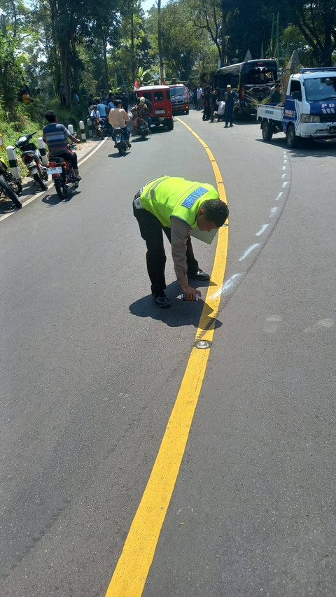 Polisi berada di lokasi kecelakaan mobil Elf bernopol S 7034 NB berpenumpang 19 Orang di Jalan Raya Bromo Desa Ngepung, Kecamatan Sukapura, Kabupaten Probolinggo, Sabtu (17/8/2024). Foto: dok. Polres Probolinggo