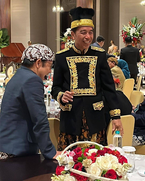 Ketua Umum PKB Muhaimin Iskandar (kiri) berbincang dengan Presiden Joko Widodo usai ikuti upacara kemerdekaan di Istana Negara IKN, Sabtu (17/8). Foto: Instgaram / @cakiminow