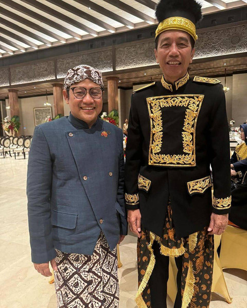 Ketua Umum PKB Muhaimin Iskandar (kiri) foto bersama dengan Presiden Joko Widodo usai ikuti upacara kemerdekaan di Istana Negara IKN, Sabtu (17/8). Foto: Instgaram / @cakiminow