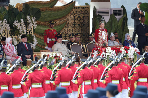 Prabowo Subianto mendampingi Presiden RI Jokowi dalam Upacara Penurunan Bendera Negara Sang Merah Putih pada Peringatan Hari Ulang Tahun (HUT) ke-79 RI di Istana Garuda Ibu Kota Nusantara (IKN) Penajam Paser Utara Kalimantan Timur, Sabtu (17/8/2024). Foto: Dok. Istimewa