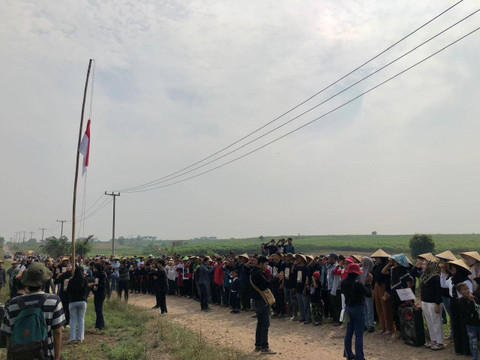 Ratusan petani yang melakukan upacara di lahan pertanian. | Foto: Ist