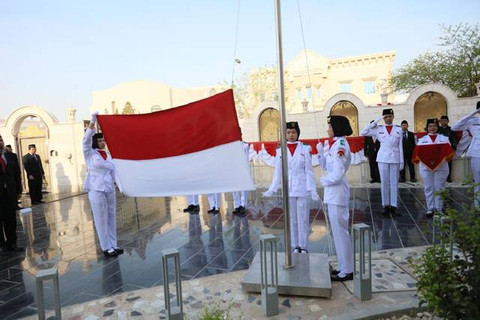 Pengibaran bendera Merah Putih oleh siswa-siswi Indonesia di Qatar.