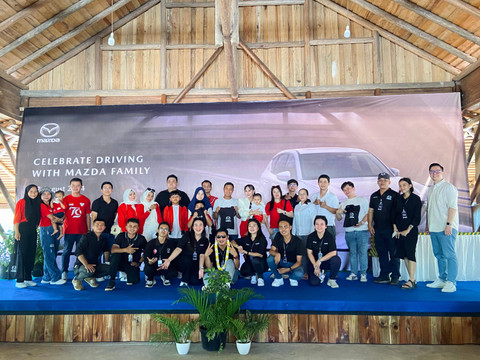 Foto bersama touring 'Celebrate Driving Mazda Family' goes to Singkawang. Foto: Ferla Putri Mastura