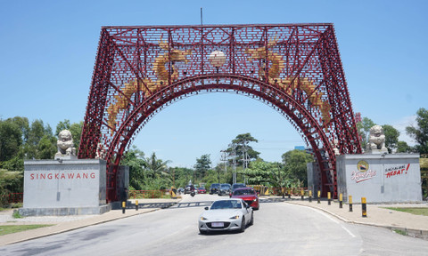 Mazda saat taklukan jalan dan tiba di Singkawang. Mazda selalu membuat pengendaranya merasa nyaman dan aman ketika berkendara dalam kecepatan tinggi dan menikung. Foto: Dok, Istimewa