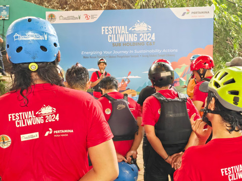 Aksi bersih-bersih sungai Pertamina Patra Niaga dalam Festival Ciliwung 2024, sebagai upaya Pertamina dalam menjaga alam Indonesia. Foto: Dok. Pertamina