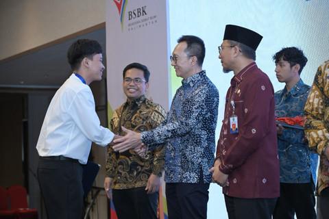 Inaugurasi Program Beasiswa Sobat Bumi Kalimantan (BSBK) dari Pertamina diserahkan kepada 15 putra-putri terbaik Kalimantan di Balikpapan. Foto: Dok. Pertamina
