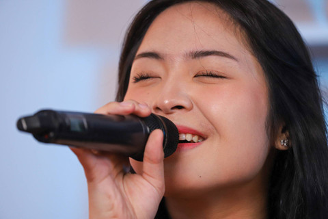 Penyanyi Bernadya saat mengunjungi kantor kumparan. Foto: Iqbal Firdaus/kumparan