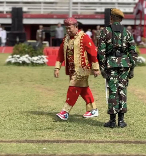 Bupati Jember Hendy Siswanto mengenakan sepatu Nike Air Max di HUT ke-79 RI, Sabtu (17/8/2024). Foto: Dok. Mili.id