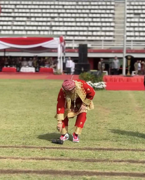 Saat Bupati Jember Hendy Siswanto mengambil sepatu anggota Paskibra yang terlepas. Foto: Dok. Mili.id
