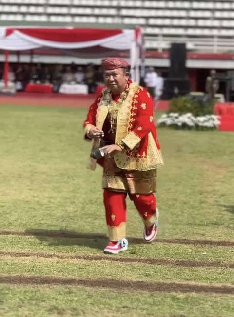 Saat Bupati Jember Hendy Siswanto mengambil sepatu anggota Paskibra yang terlepas. Foto: Dok. Mili.id