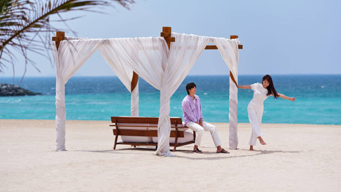 Park Shin-hye dan Park Hyung-sik di Nikki Beach, Dubai dalam kampanye pariwisata terbaru DET. Foto: Dubai Economic Tourism (DET)