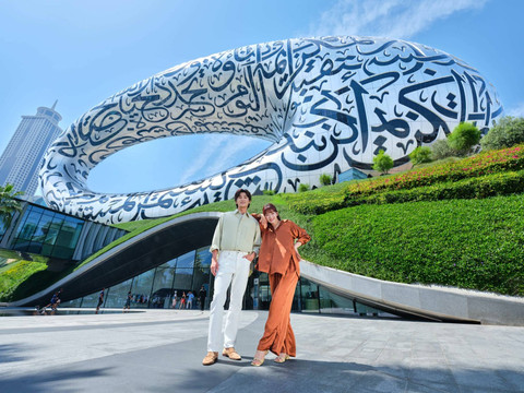 Park Shin-hye dan Park Hyung-sik di Museum of The Future, Dubai dalam kampanye pariwisata terbaru DET.   Foto: Dubai Economic Tourism (DET)