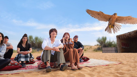Park Shin-hye dan Park Hyung-sik di Desert Camp, Dubai dalam kampanye pariwisata terbaru DET   Foto: Dubai Economic Tourism (DET)