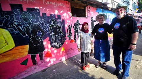 Dua WNA asal Australia yang menyempatkan diri mengunjungi kampung sanitasi di Rusun Palembang, Minggu (18/8) Foto: ary priyanto/urban id