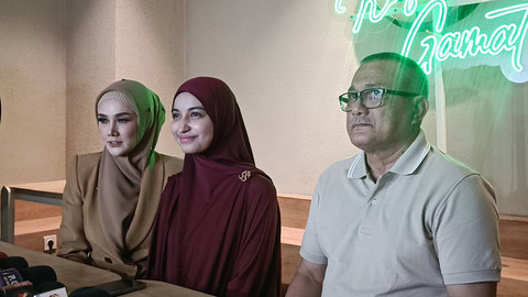 Mulan Jamela, Cut Intan Nabila, dan Hanafi Hasan memberikan keterangan pers soal kasus KDRT yang dilakukan Armor Toreador di Bendungan Hilir, Minggu (18/8/2024). Foto: Giovanni/kumparan