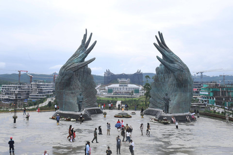Warga berjalan dan berfoto di Taman Kusuma Bangsa, Ibu Kota Nusantara (IKN), Penajam Paser Utara, Kalimantan Timur, Minggu (18/8/2024). Foto: Muhammad Adimaja/ANTARA FOTO