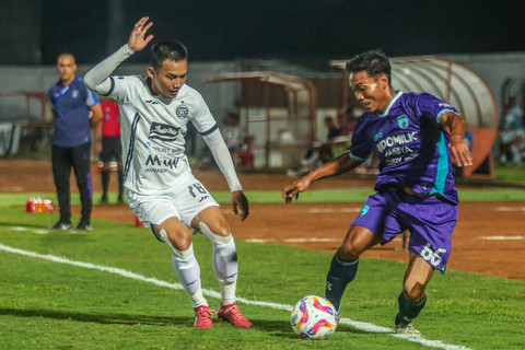 Pemain Persija Jakarta Witan Sulaeman berebut bola dengan pemain Persita Tangerang Mario Jardel pada pertandingan Liga 1 di Stadion Sultan Agung, Bantul, D.I Yogyakarta, Minggu (18/8/2024). Foto: Andreas Fitri Atmoko/ ANTARA FOTO
