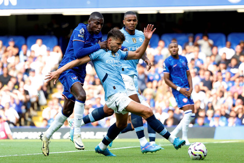 Pemain Chelsea Nicolas Jackson berebut bola dengan pemain Manchester City Ruben Dias pada pertandingan Liga Inggris di Stamford Bridge, London, Inggris, Minggu (18/8/2024). Foto: Peter Cziborra/ REUTERS