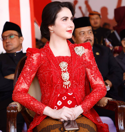 Cerita di Balik Kebaya Merah yang Dipakai Arumi Bachsin saat Upacara HUT RI